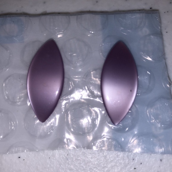 Vintage Flower Petal Shape Purple Plastic Clip on Earrings - Picture 2 of 3